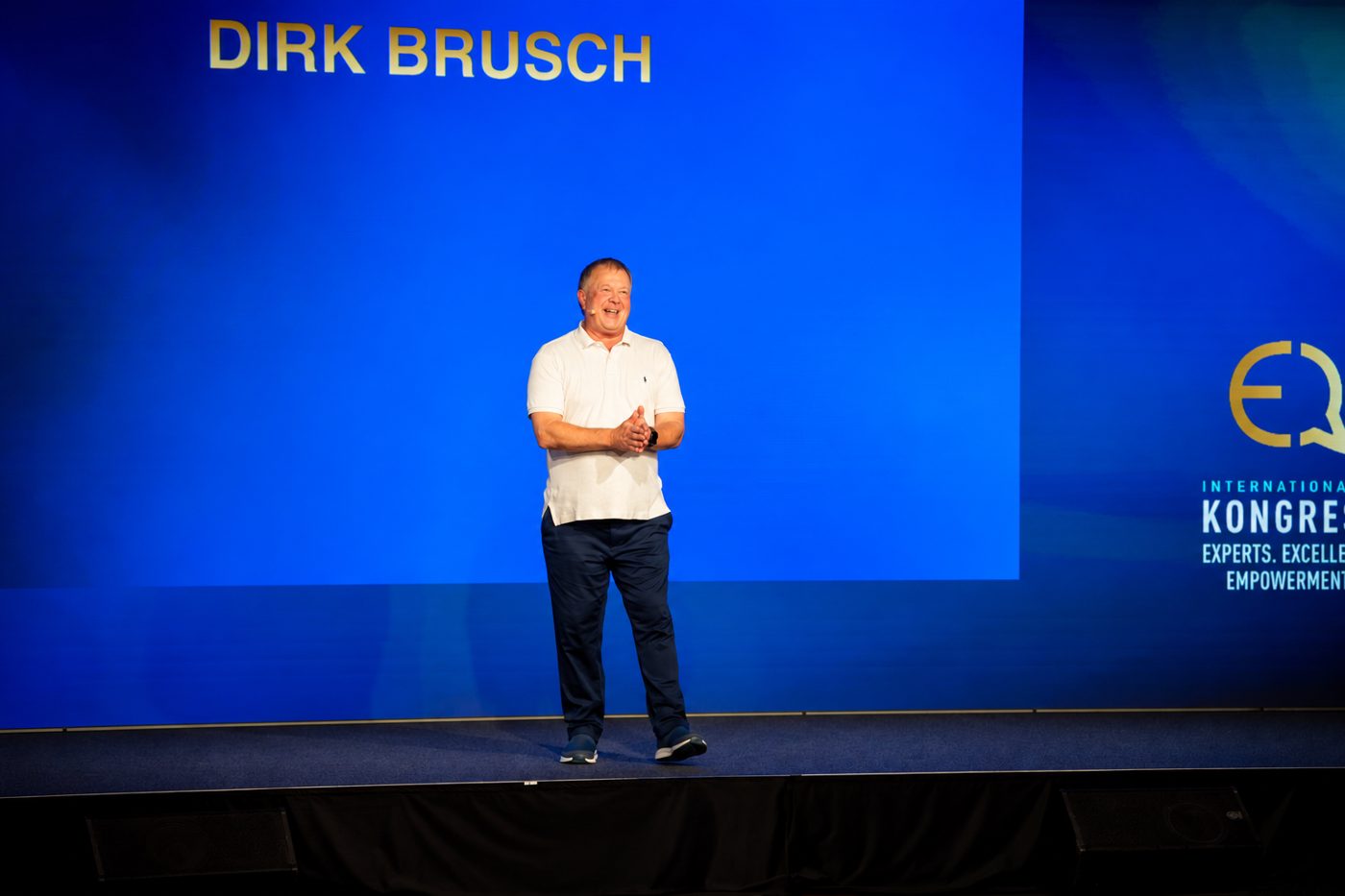 Dirk Brusch auf der Bühne des Internationalen Expertenkongresses von Hermann Scherer