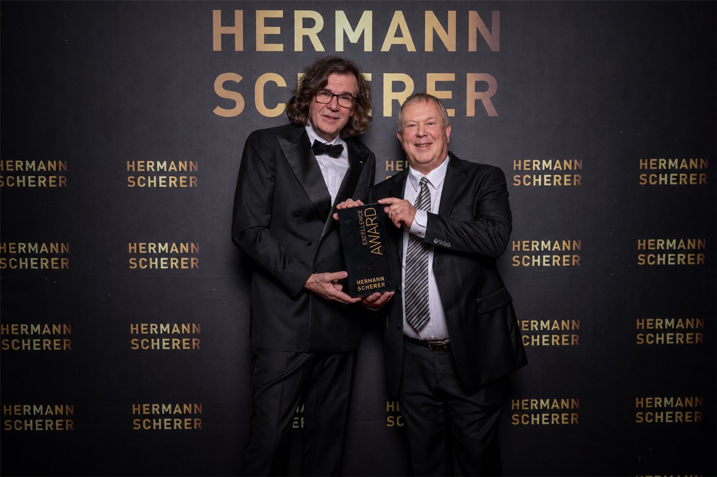 Dirk Brusch erhält den Excellence Award von Hermann Scherer persönlich